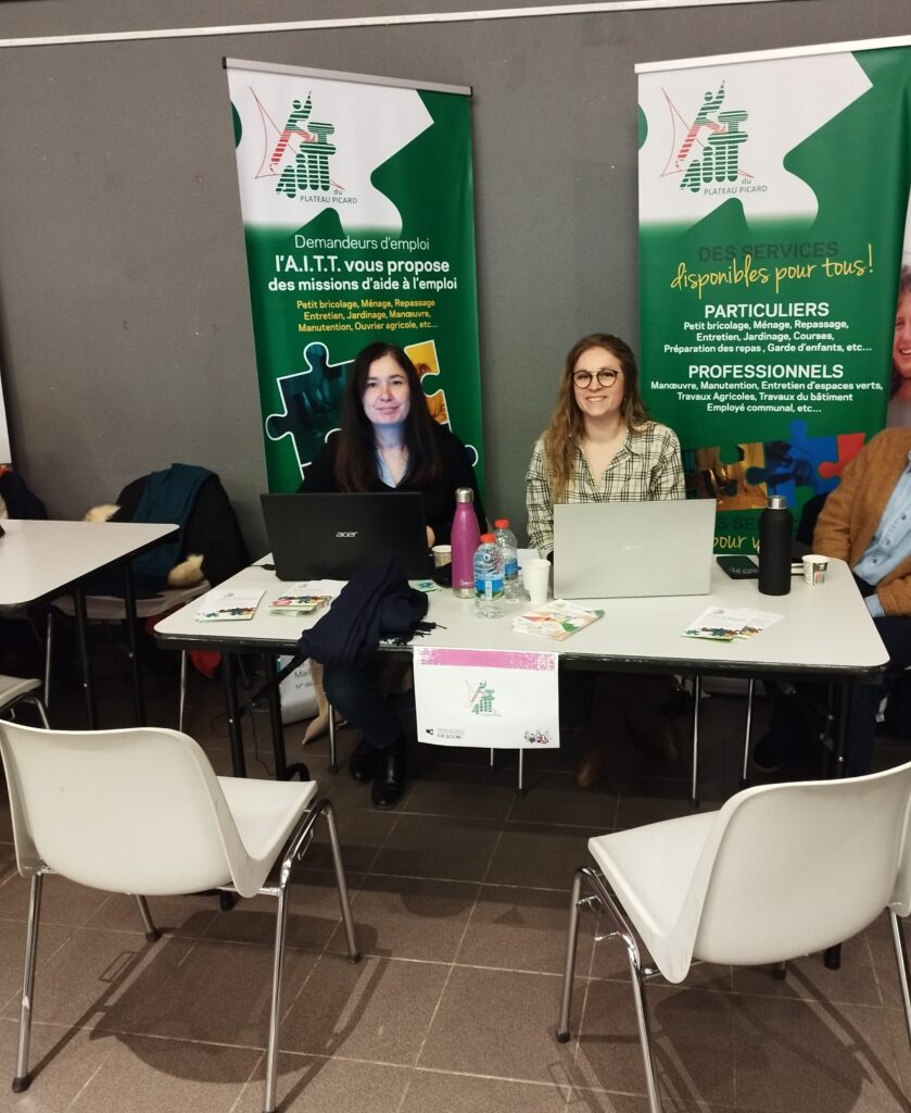Catherine BONNET, directrice de l'AITT et Samanta REGNAULT, conseillère en insertion de l'AITT présente sur le stand de l'AITT à la journée Femmes en scène